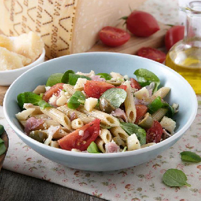 Insalata di pasta fredda con pomodorini olive verdi prosciutto cotto songino e Grana Padano p